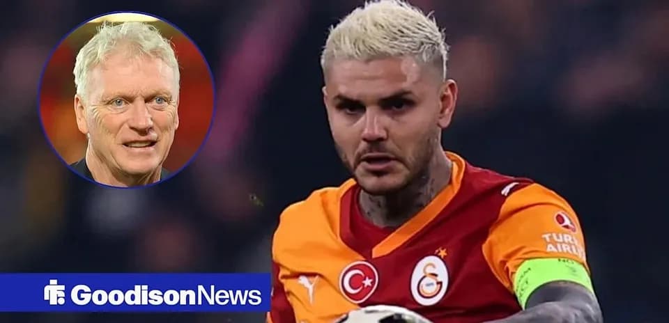 Futbolchi Galatasaray formasi bilan to'pni olib bormoqda