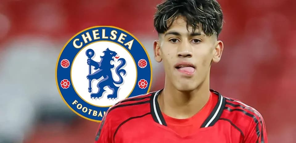 Futbolchi Chelsea logosi oldida turibdi
