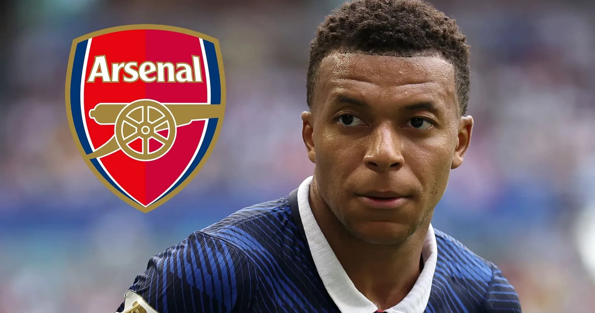 Futbolchi maydonda Arsenal logosi bilan