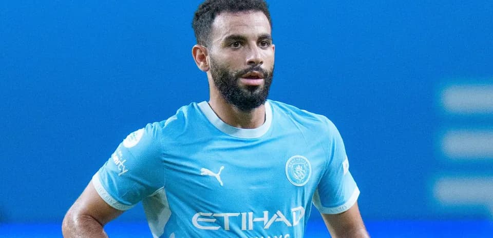 Futbolchi Manchester City formasida sahnada