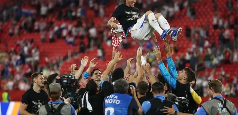 Futbolchilar g'alaba bilan o'zlarini ko'tarishmoqda