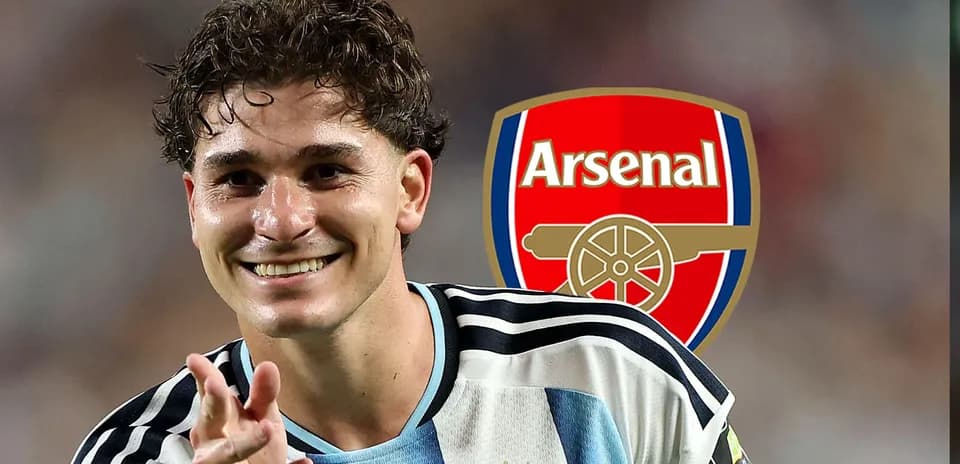 Futbolchi Arsenal logosi oldida tabassum qilmoqda