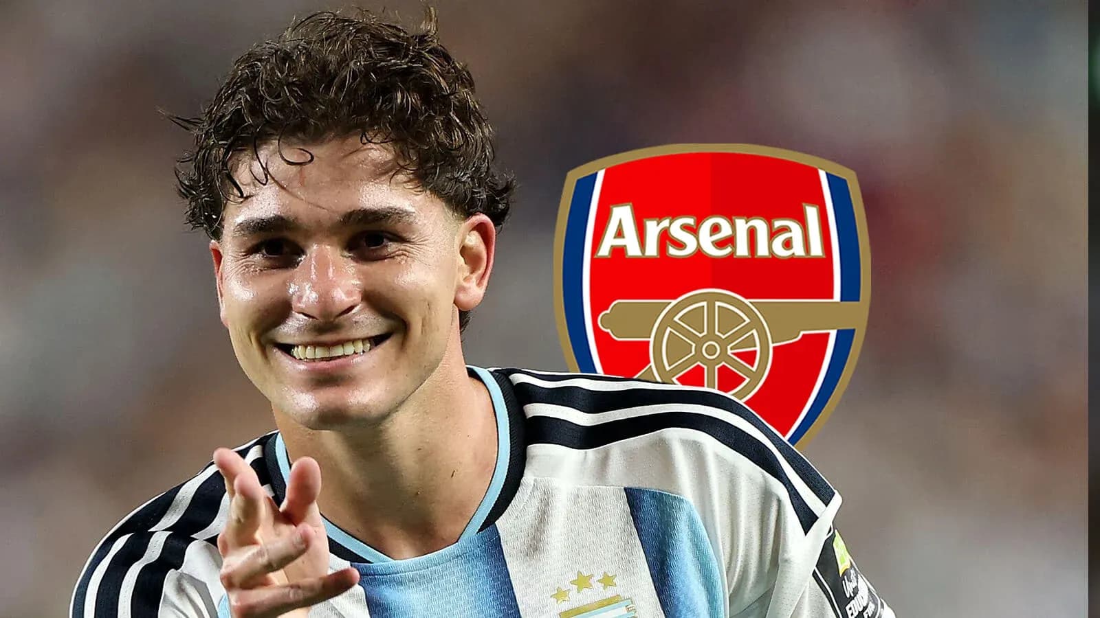 Futbolchi Arsenal logosi oldida tabassum qilmoqda