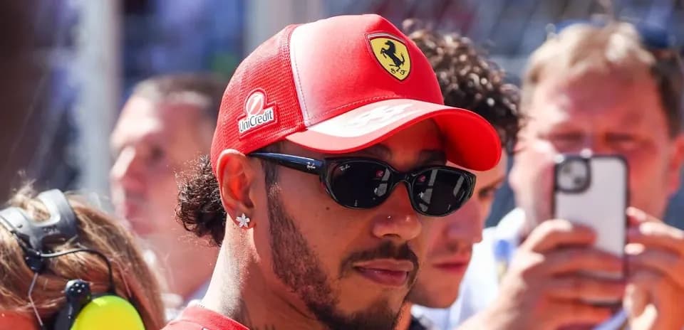 Haydovchi Ferrari shapkasi bilan ko'rinmoqda