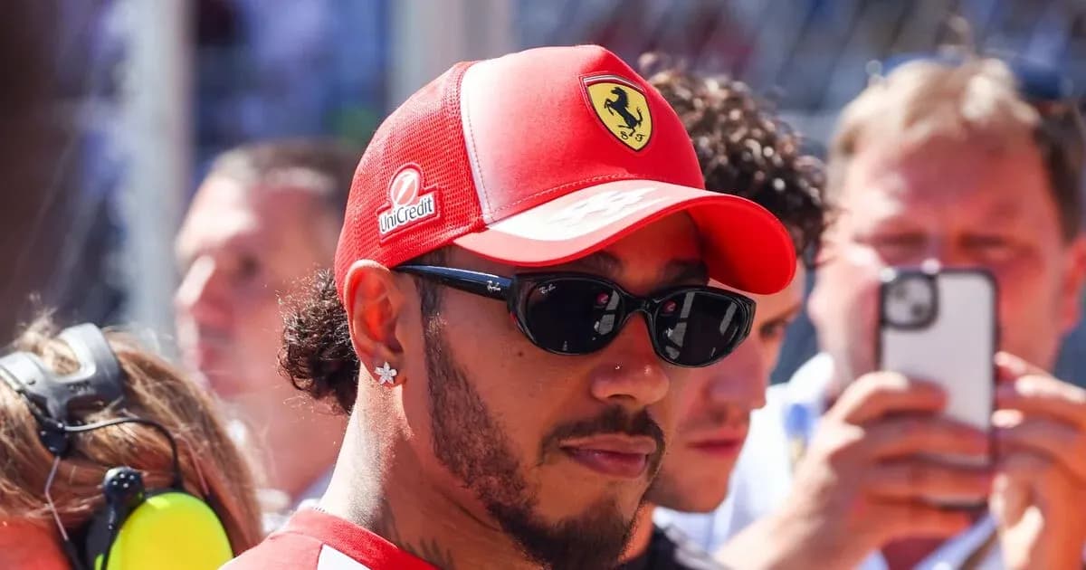 Haydovchi Ferrari shapkasi bilan ko'rinmoqda