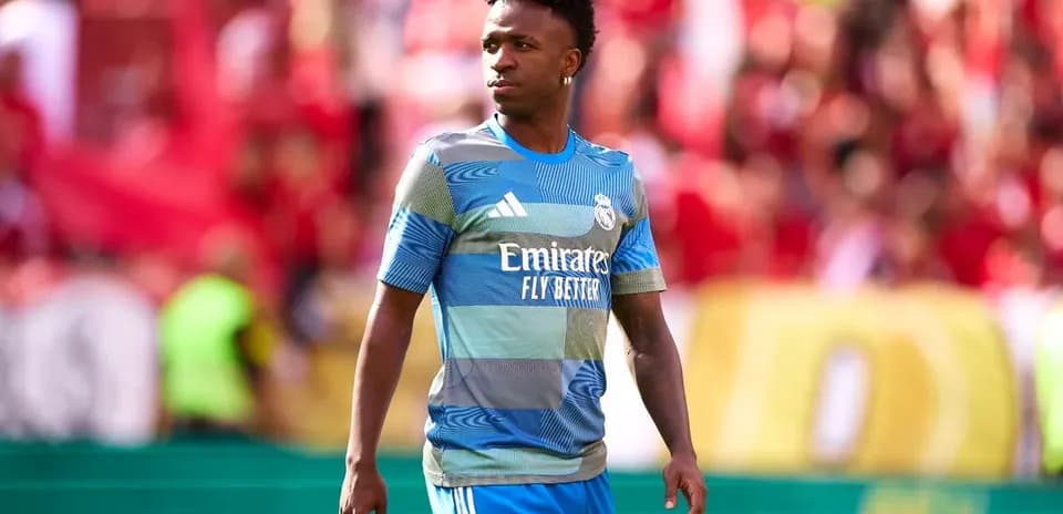 Futbolchi Real Madrid formasida maydonda yurmoqda