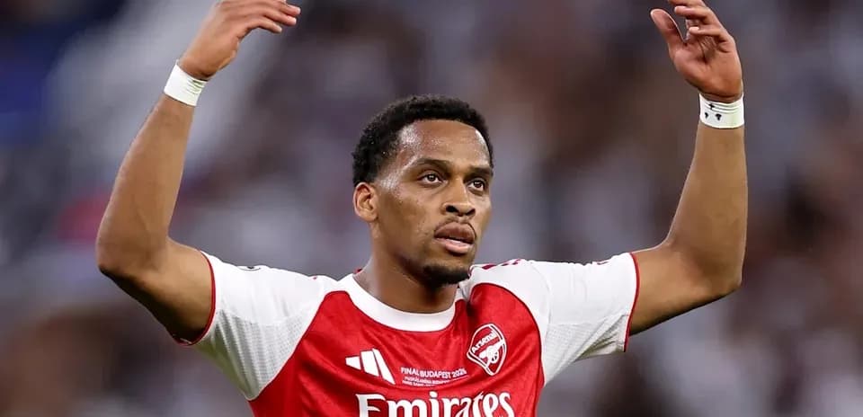 Futbolchi Arsenal formasida maydonda raqobatlashmoqda