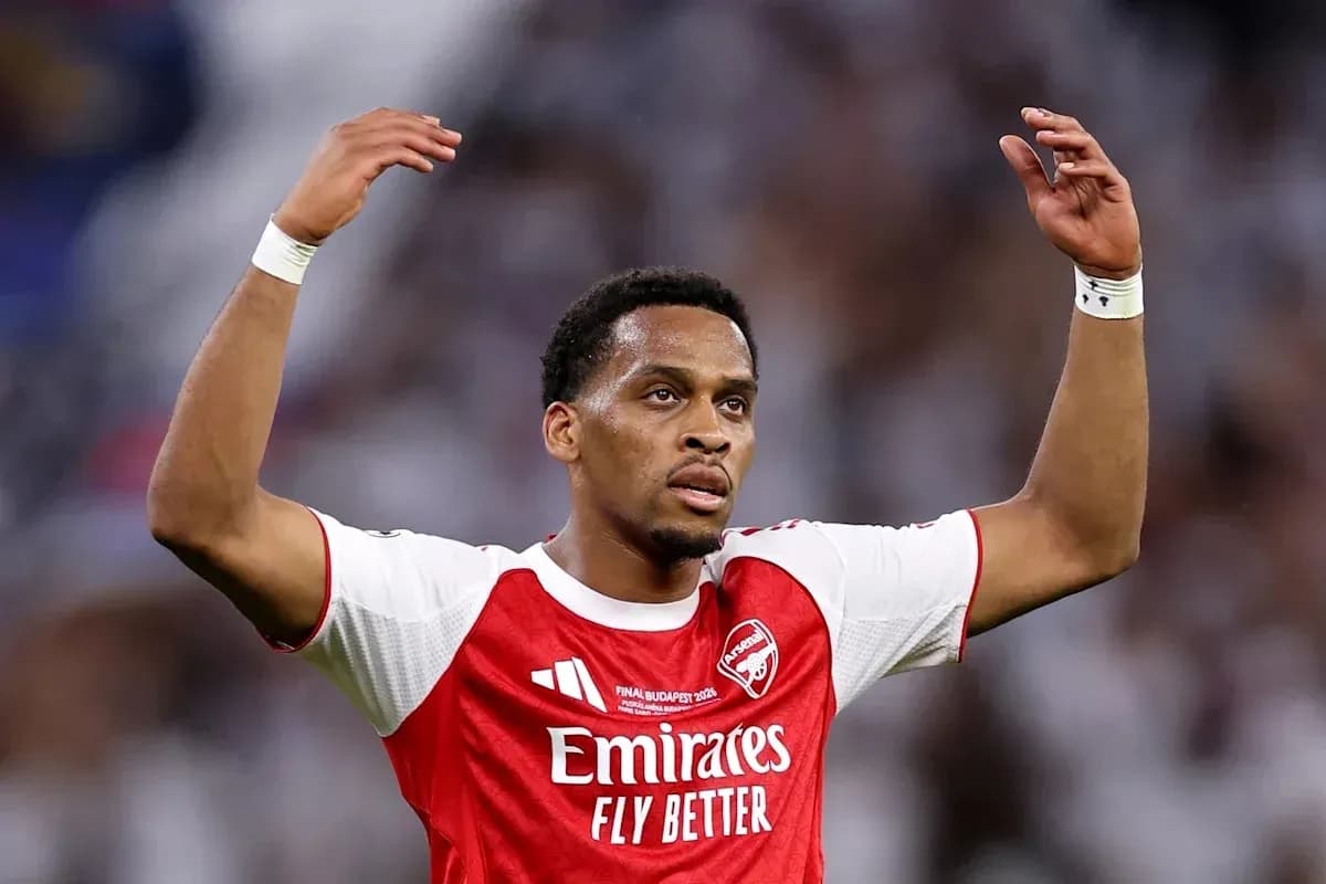 Futbolchi Arsenal formasida maydonda raqobatlashmoqda