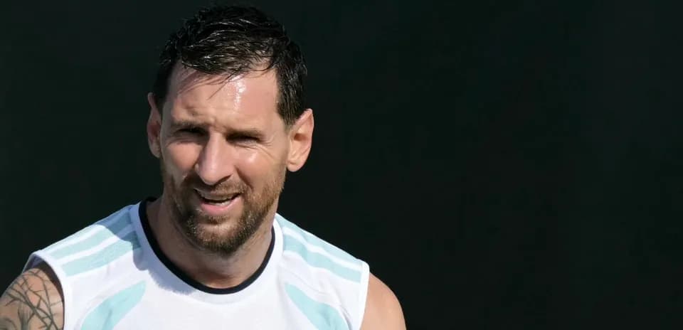 Futbolchi mashg'ulotda, Argentina formasi kiygan