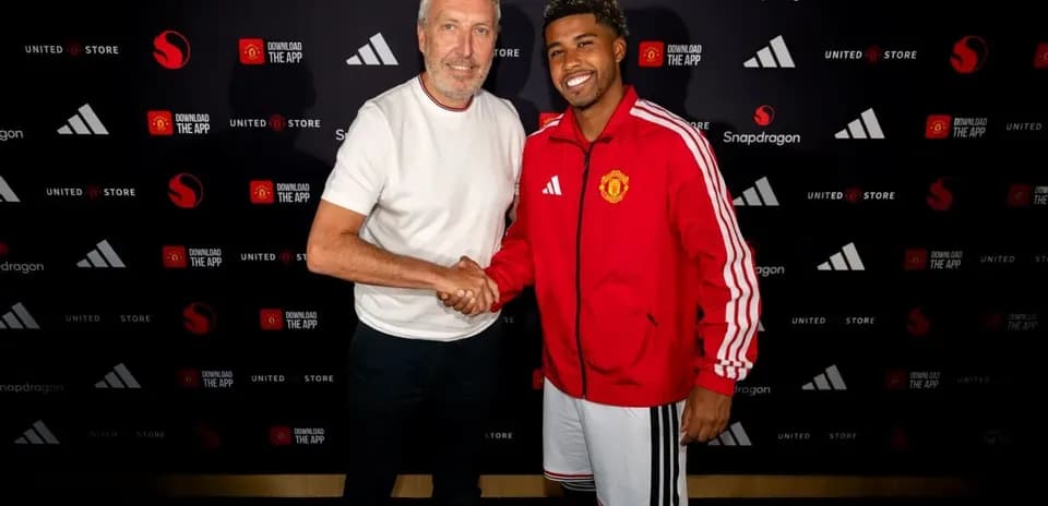 Shaking hands during Manchester United announcement event