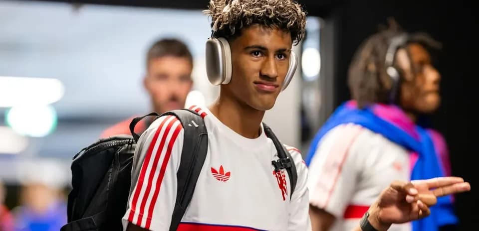 Futbolchi jihozlarini kiyib, kirayotgan yosh o'yinchi