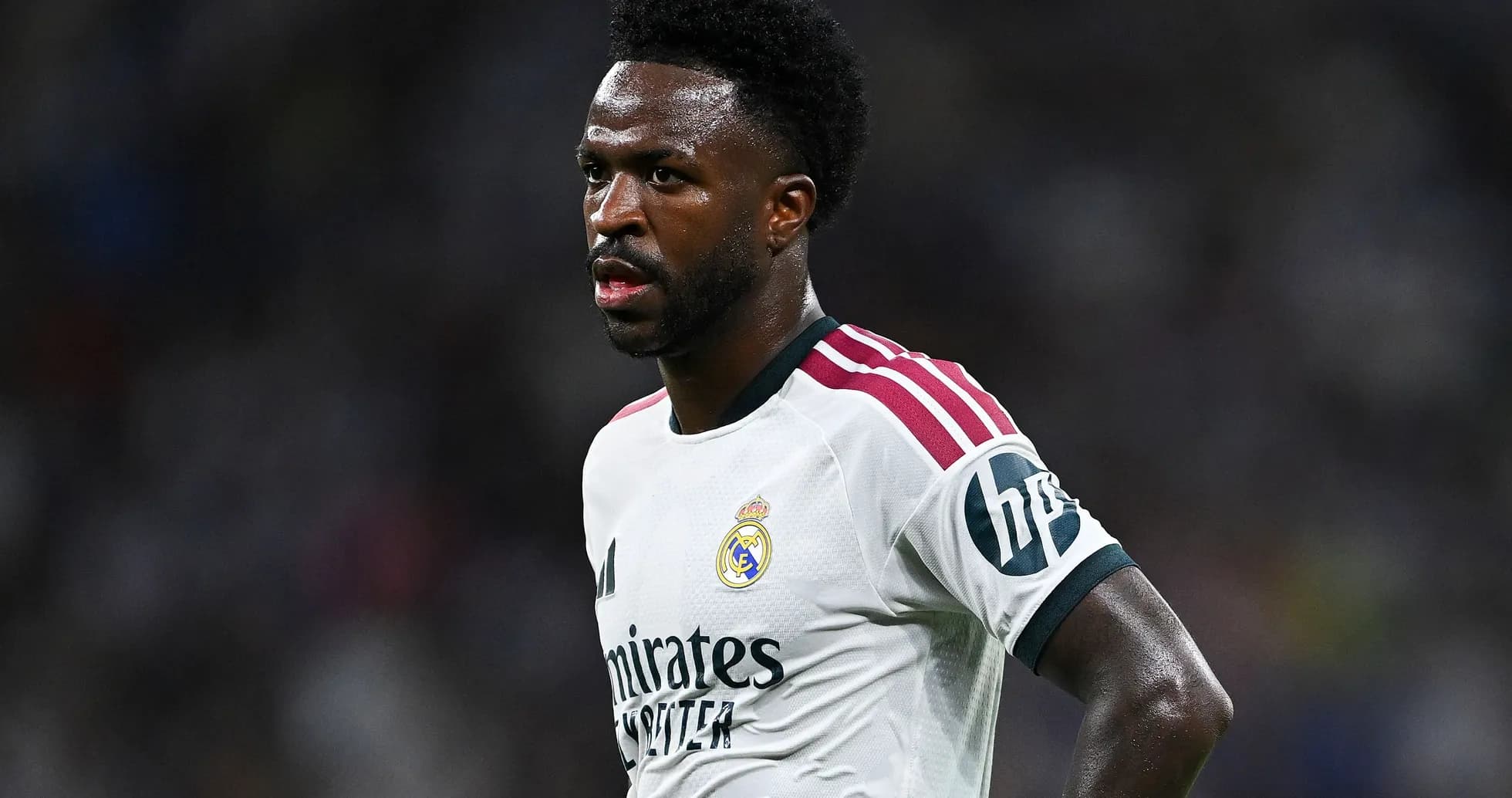 Futbolchi maydonda Real Madrid formasida