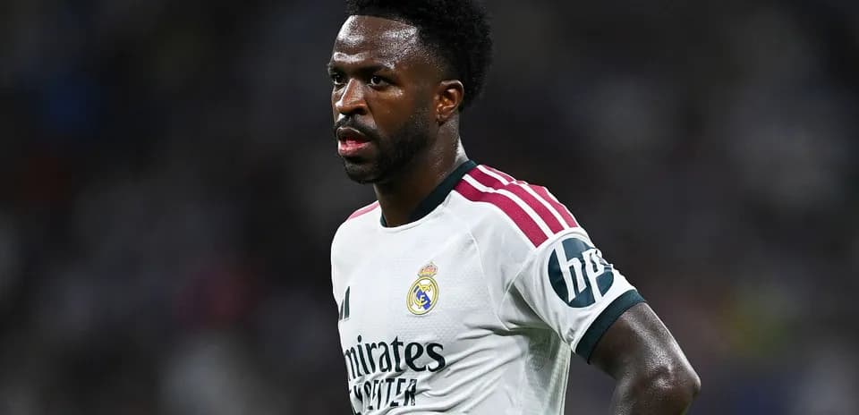 Futbolchi maydonda Real Madrid formasida