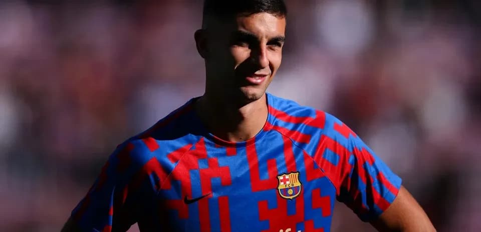 Futbolchi Barcelona formasida kulgili pozada