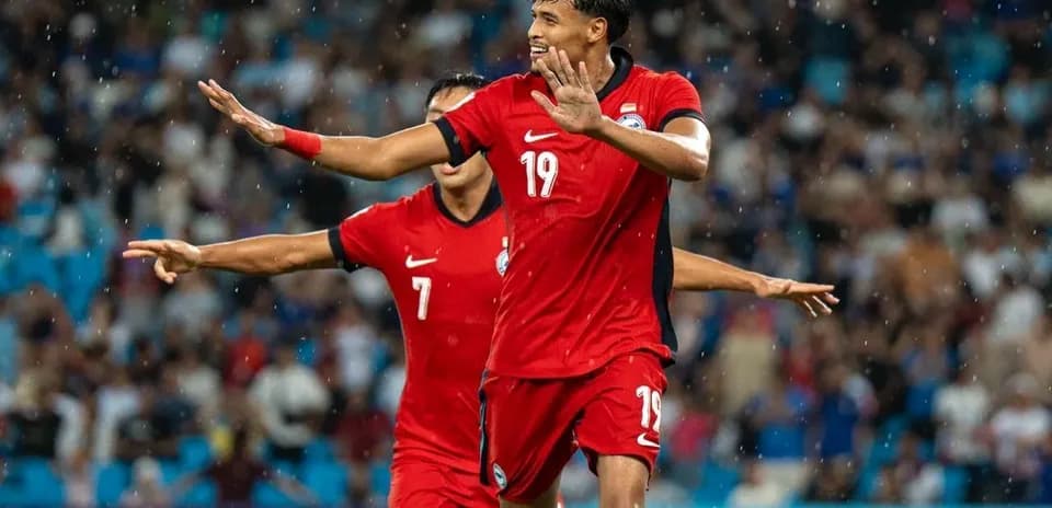 Futbolchi raqiblariga qarshi nishonlayotgan