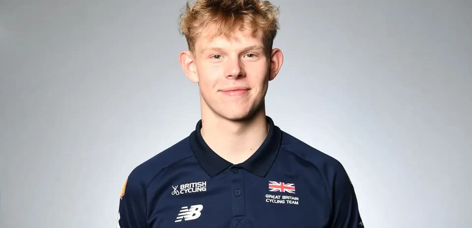 Yoshiklarni ko'rsatadigan britaniya velosipedchisi