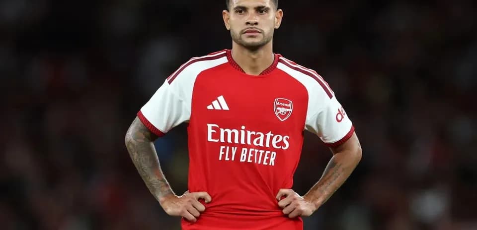 Futbolchi Arsenal futbolka kiygan o'yinchi maydonda