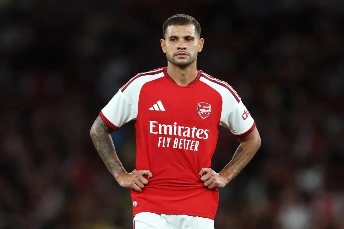 Futbolchi Arsenal futbolka kiygan o'yinchi maydonda