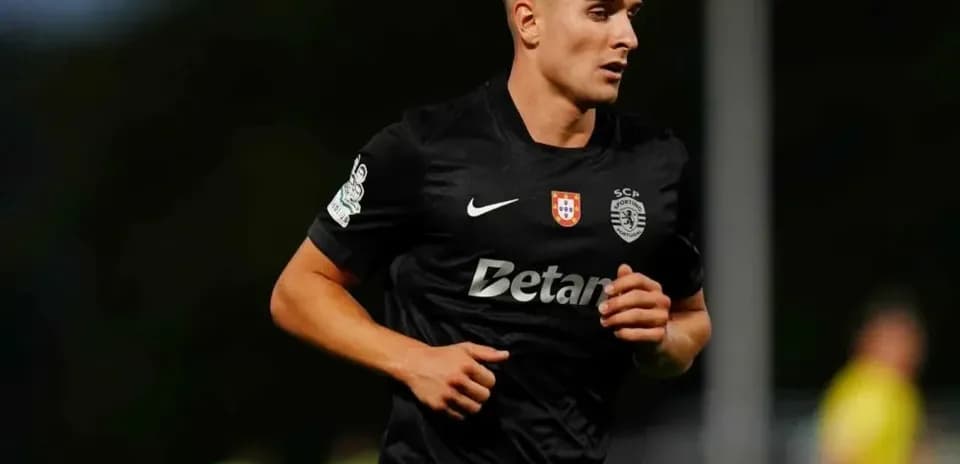 Futbolchi qora formada maydonni yurgan