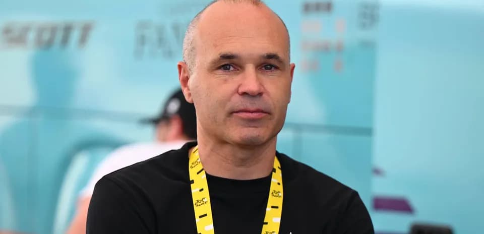 Person wearing a black shirt with lanyard