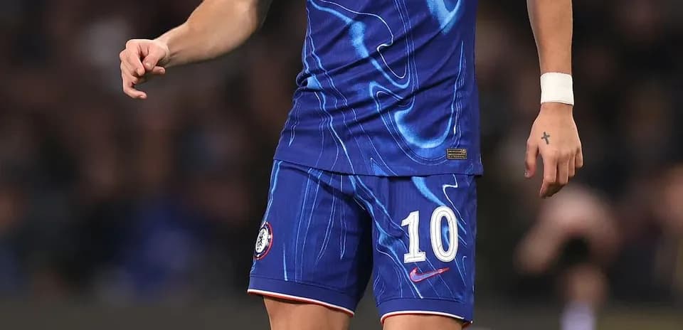 Futbolchi to'p bilan harakatda, Chelsea formasi kiygan