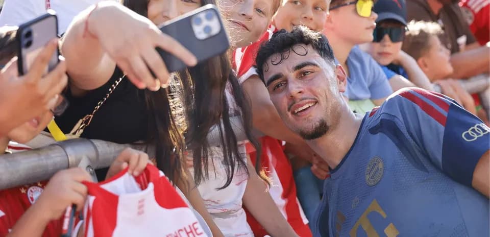 Futbolchi bolalar bilan selfie suratga olyapti