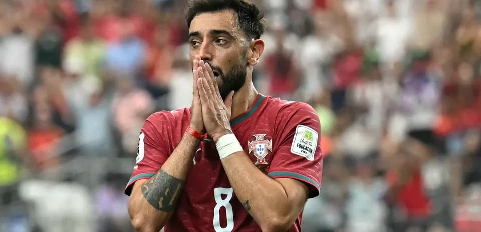 Portugaliya futbolchisi o'yin davomida qo'llarini yuqoriga ko'targan