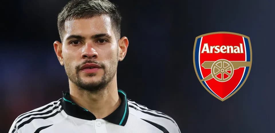 Futbolchi Arsenal logosi bilan suratda
