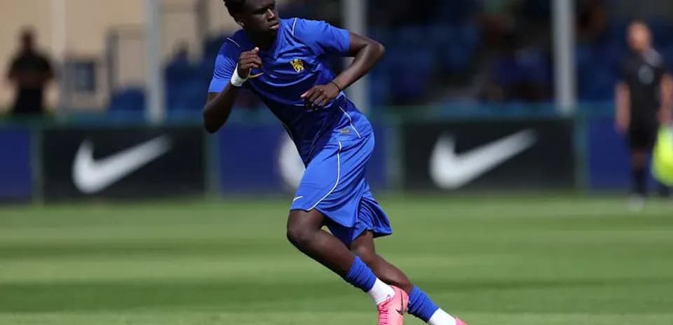 Futbolchi maydonda mashg'ulot o'tkazmoqda