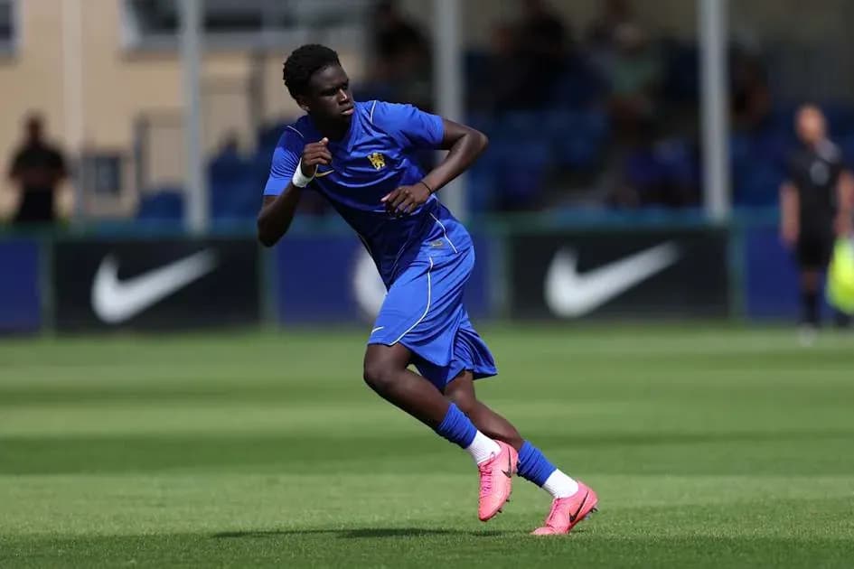 Futbolchi maydonda mashg'ulot o'tkazmoqda