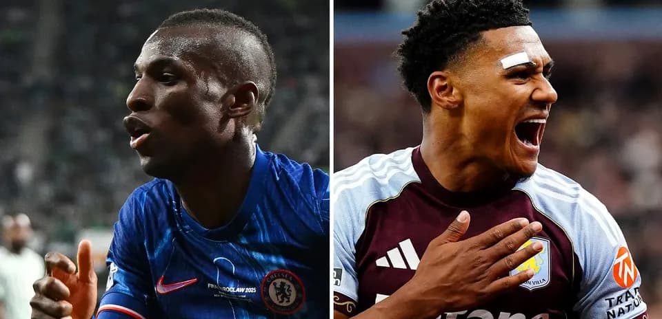 Ikkita futbolchi gol urishdan keyin nishonlamoqda