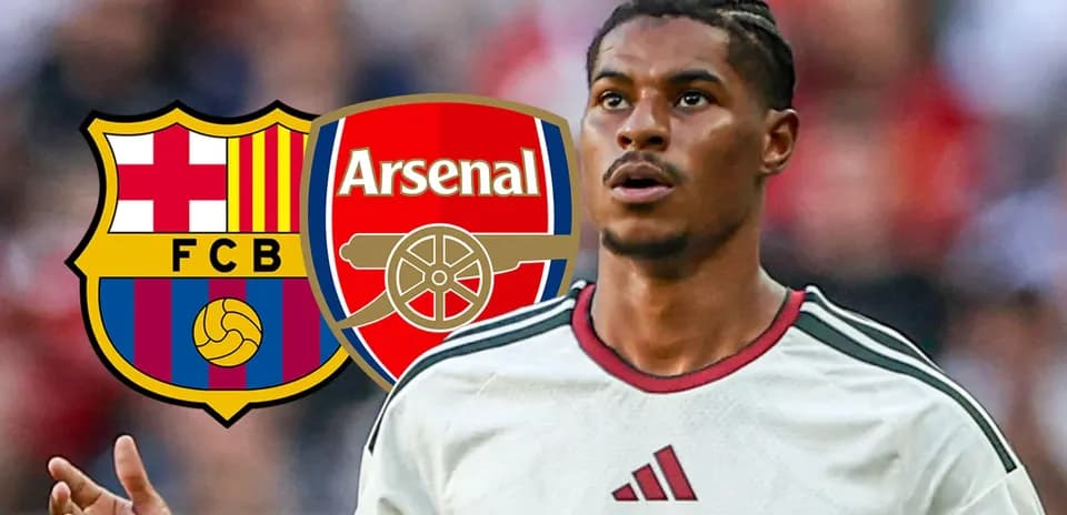 Futbolchi o'yin paytida, Barcelona va Arsenal logotiplari