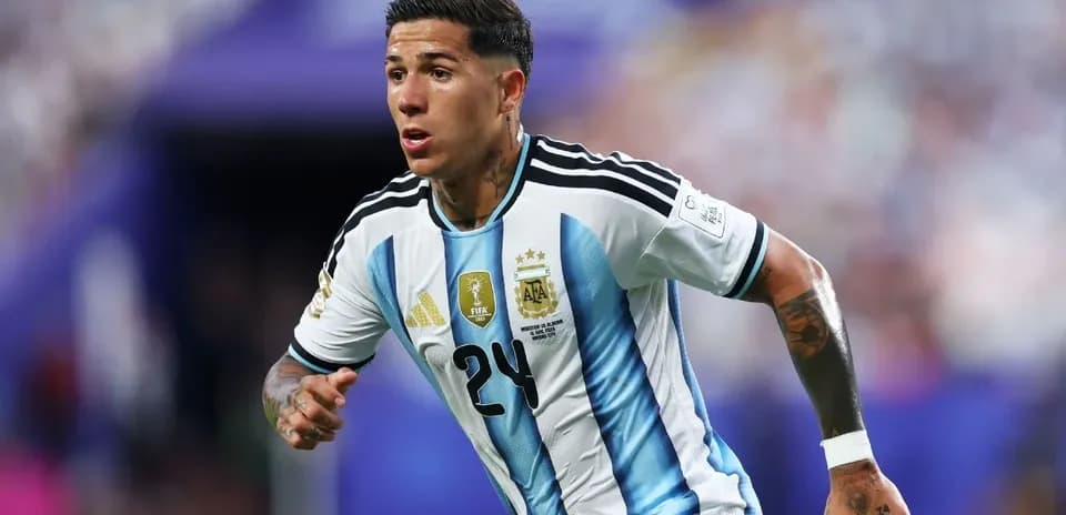 Futbolchi maydonda harakatda, Argentina formasi kiygan