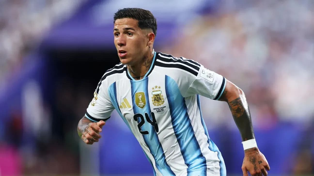 Futbolchi maydonda harakatda, Argentina formasi kiygan