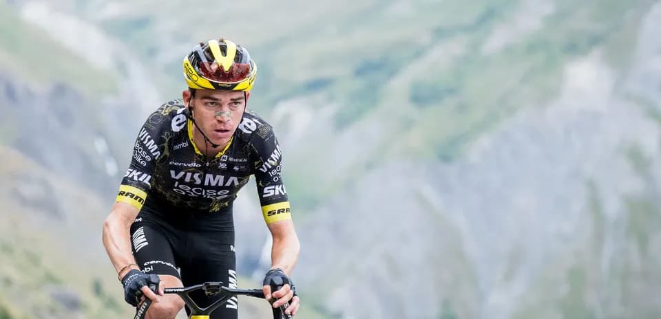 Velosipedchi tog'li yo'lda pedal bosmoqda