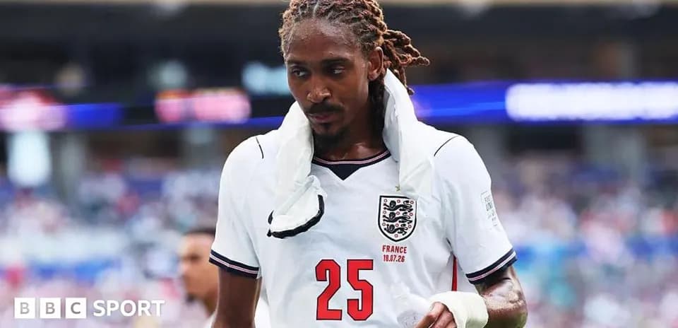 Futbolchi maydondan chiqmoqda, forma kiygan