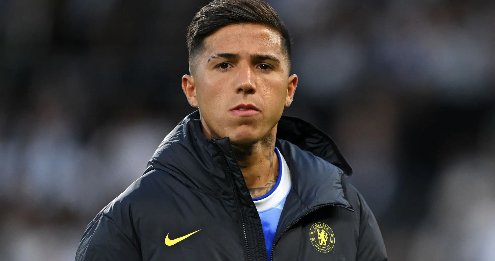 Futbolchi Chelsea formasi bilan maydonda turibdi
