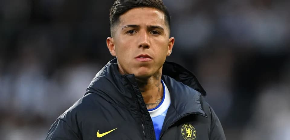 Futbolchi Chelsea formasi bilan maydonda turibdi
