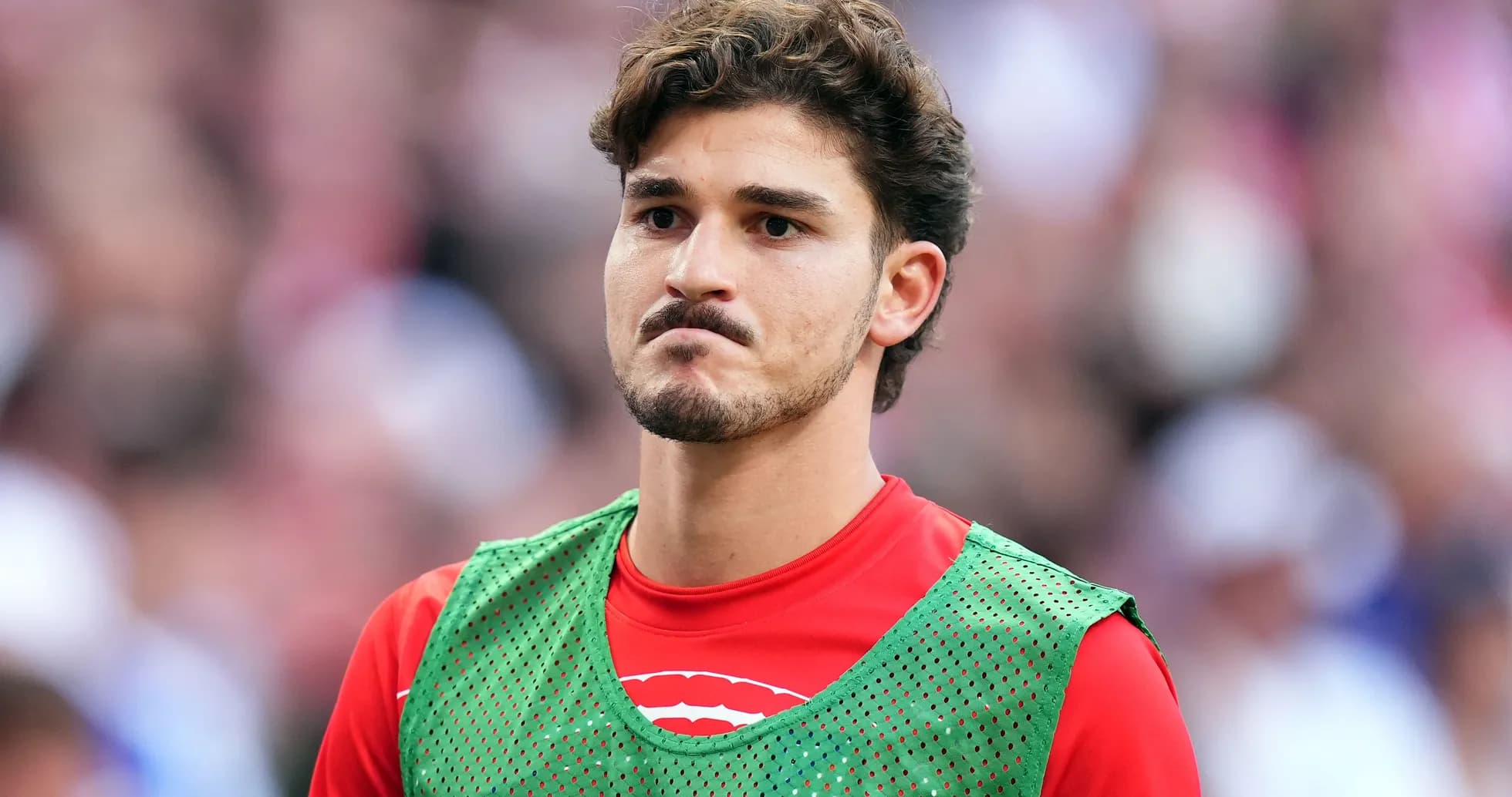 Futbolchi benchda kutayotgan paytda