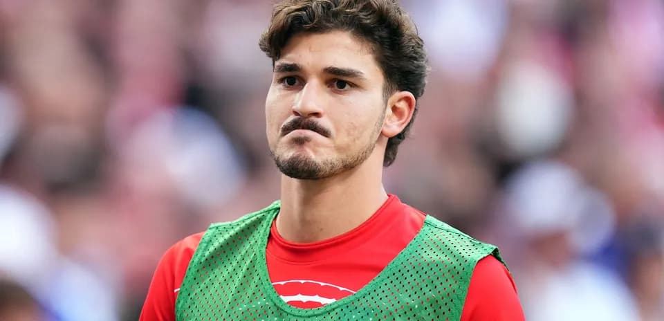 Futbolchi benchda kutayotgan paytda