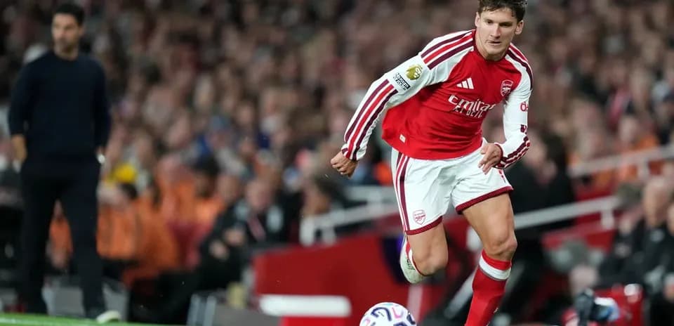 Futbolchi to'pni olib o'tayotgani Arsenal stadionida