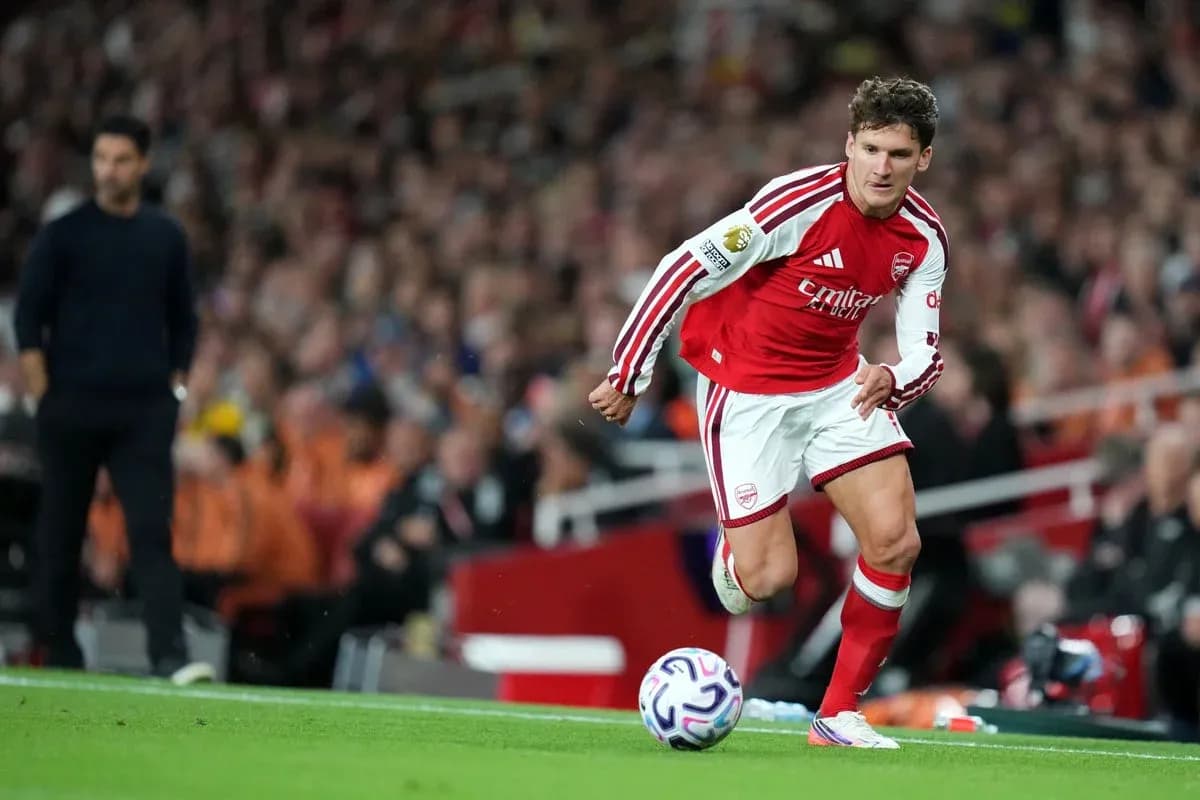Futbolchi to'pni olib o'tayotgani Arsenal stadionida