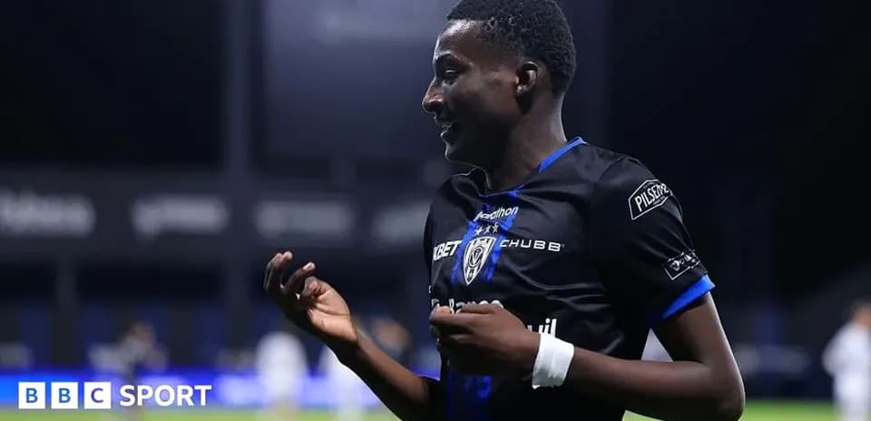 Futbolchi maydonda g'oyib qiyofada turibdi