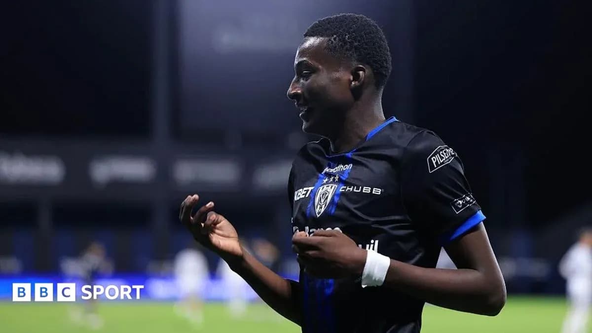 Futbolchi maydonda g'oyib qiyofada turibdi