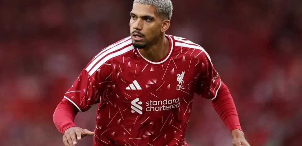 Futbolchi LFC formasi bilan harakatlanmoqda