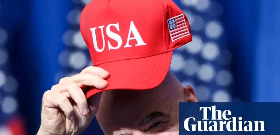 Kishi qo'liga olishgan qizil Amerika shapkasi