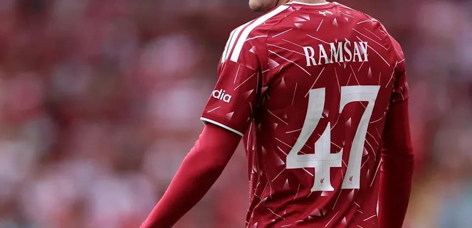 Futbolchi 47-raqamli formada maydonda