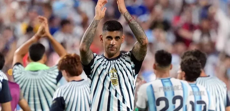 Futbolchi o'yinchilar maydonni tark etayotgan payt