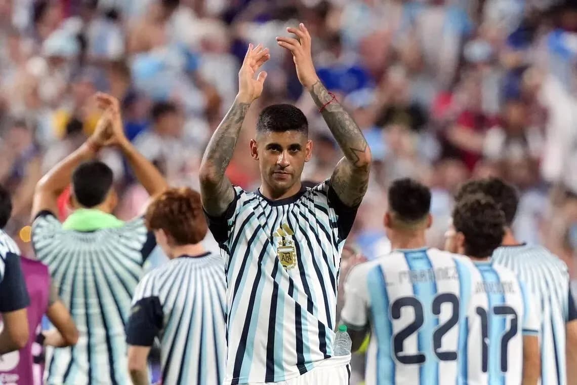 Futbolchi o'yinchilar maydonni tark etayotgan payt