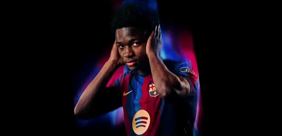 Futbolchi Barcelona formasi bilan poz berayotgan